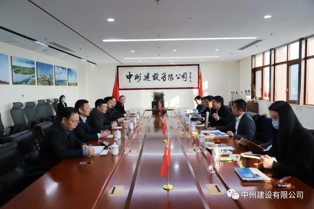 大唐河南清潔能源有限責任公司總經(jīng)理王永民、金風科技集團國內(nèi)營銷中心副總經(jīng)理韓明剛一行到我司參觀考察